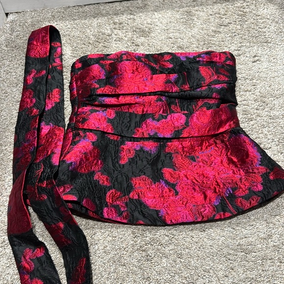 Beautiful strapless peplum blouse with sash - Picture 2 of 3